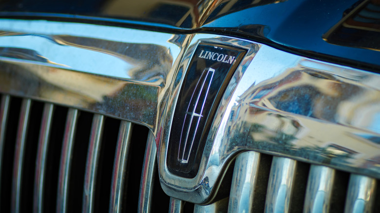 The Lincoln logo on the grill of a vehicle.