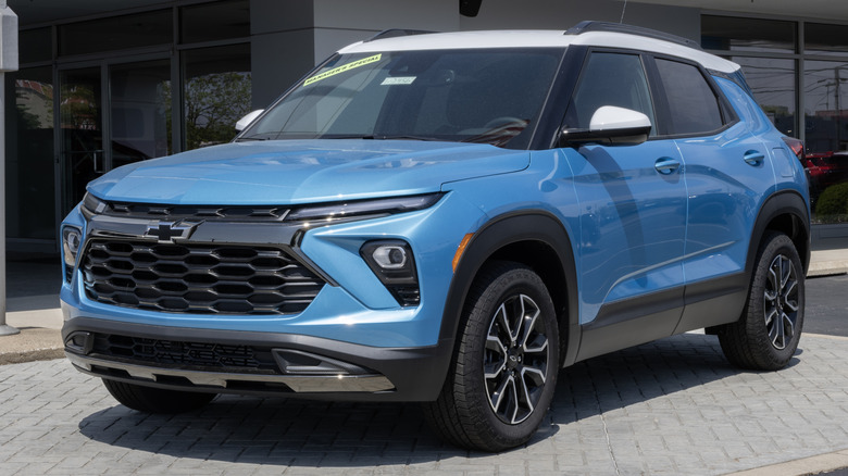 A blue Chevrolet Trailblazer FWD ACTIV Small SUV with a white roof on display.