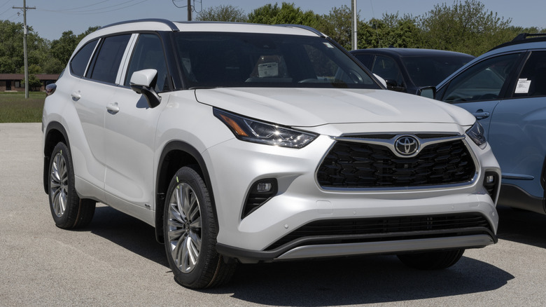 Toyota Highlander HEV Platinum AWD SUV display.