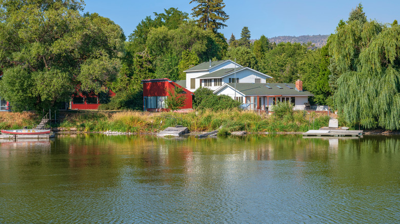 A lovely home near the water by Klamath Falls, Washington