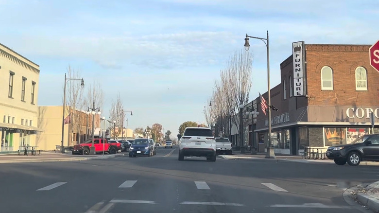 A street-level view of downtown Sunnyside, Washington