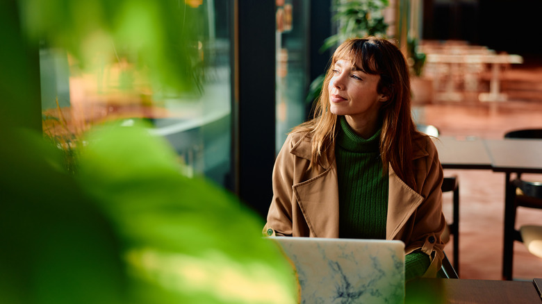 woman working on a laptop in coffee shop