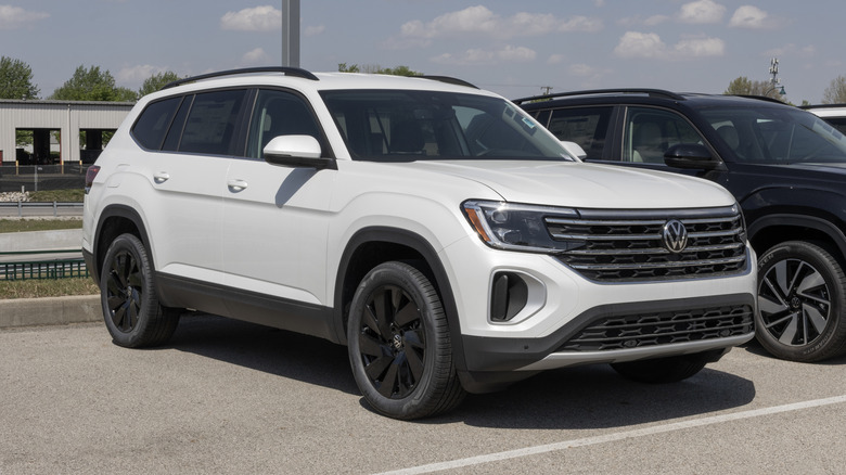 Volkswagen Atlas SE Family SUV display.
