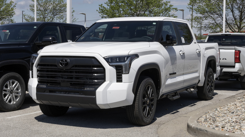 Toyota Tundra 4X4 Limited Crewmax 5.5 display.