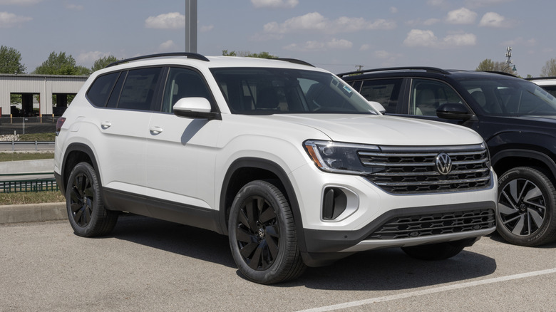 Volkswagen Atlas SE Family SUV display.