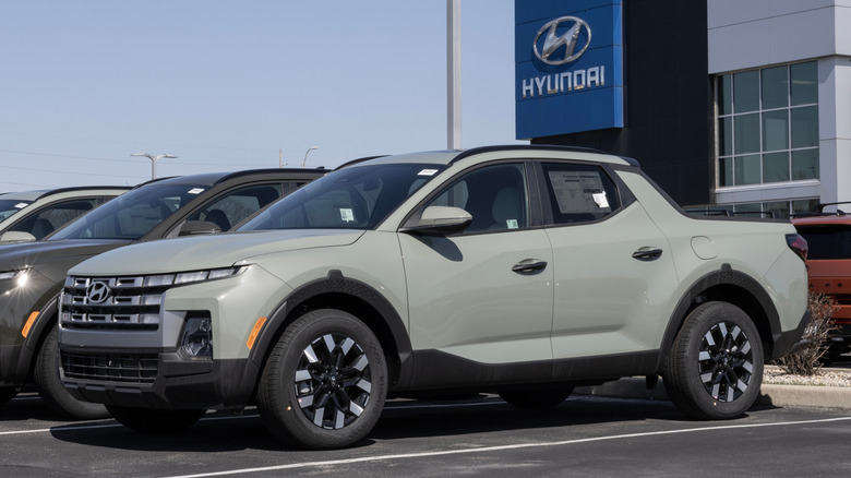 A Hyundai Santa Cruz SEL at a dealership.