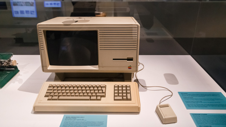 An Apple Lisa Computer exhibit display.
