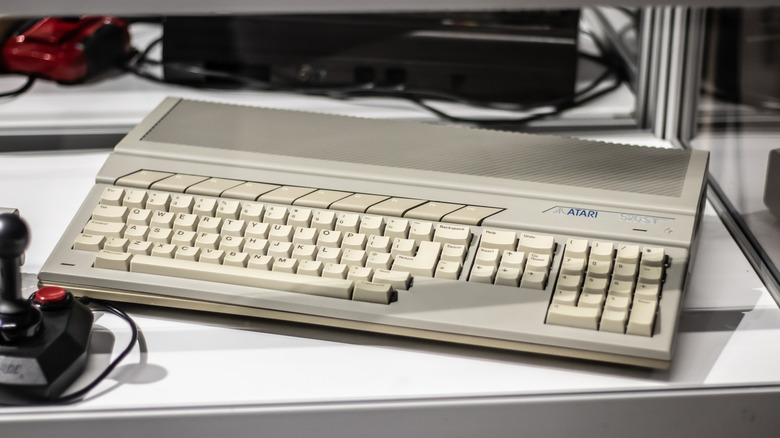 A vintage old classic Atari computer keyboard.