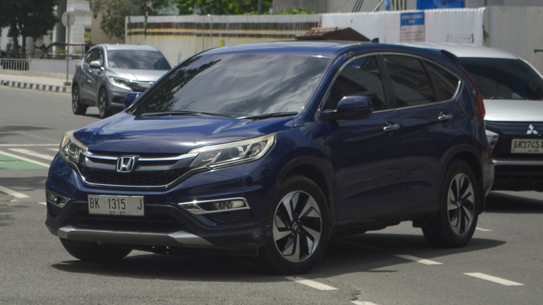 A blue 2016 Honda CR-V making a turn