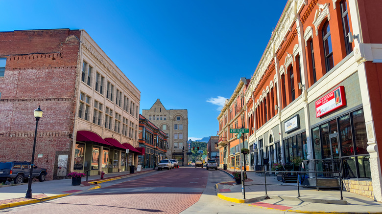 A streetview of downtown Trinidad, Colorado on a sunny day.