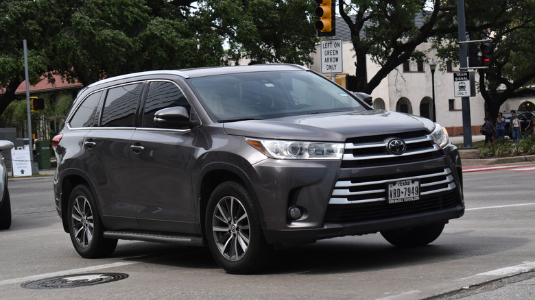 A grey Toyota Highlander SUV driving on a street in Texas.