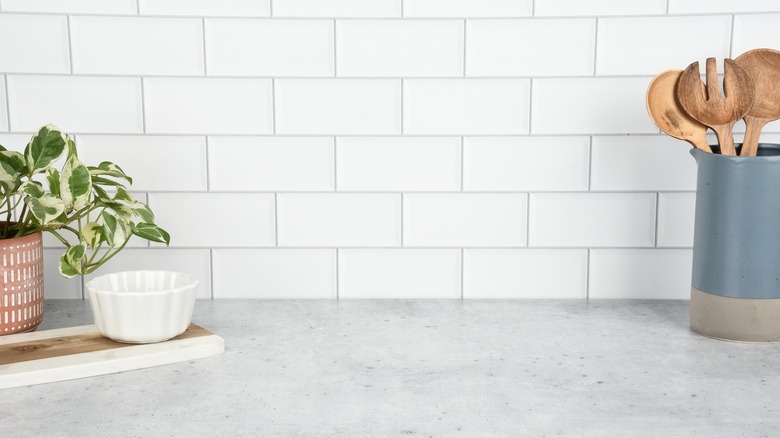 white subway tile in a running man pattern