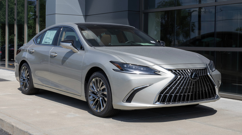 Lexus ES 250 luxury midsize sedan at a dealership.