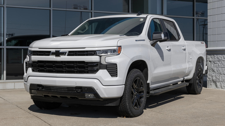 Chevrolet Silverado 1500 Crew RST 4WD display.