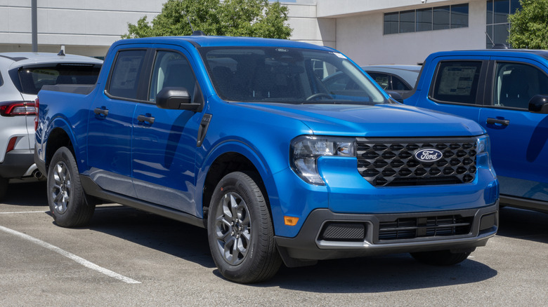 Ford Maverick XLT AWD truck at a dealership.
