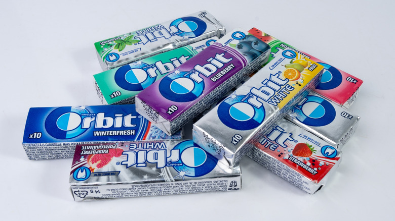 10 square packs of Orbit chewing gum in a pile