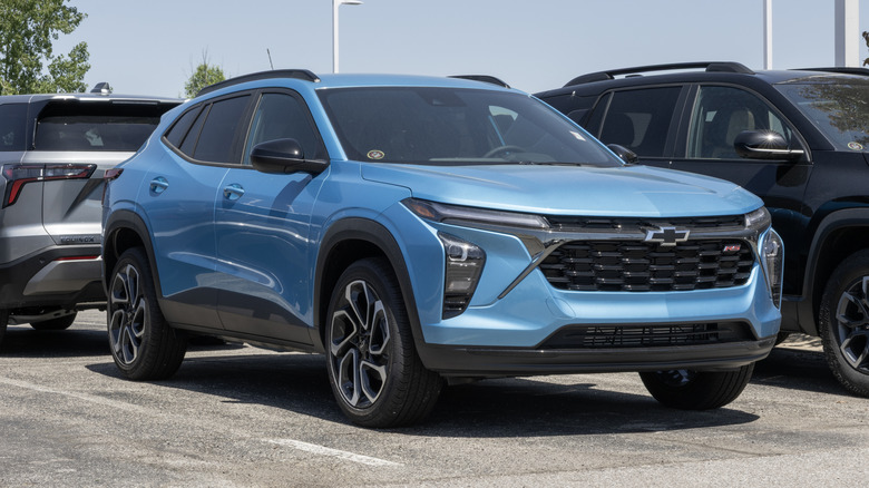A blue Chevrolet Trax 2RS Small SUV in a parking lot.