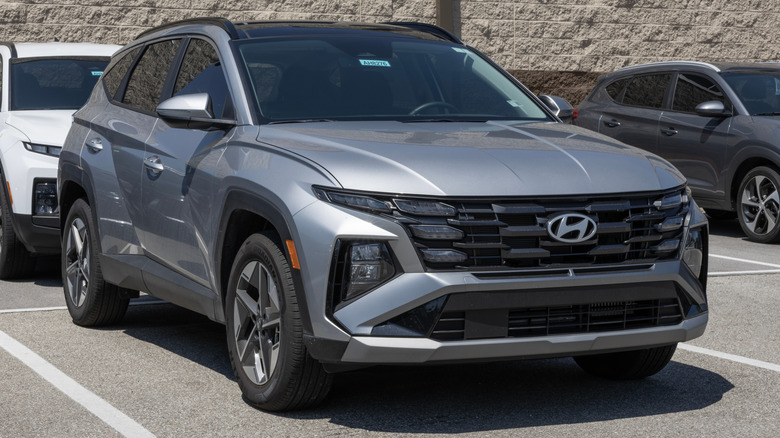 A silver Hyundai Tucson Hybrid SEL Convenience AWD in a parking lot.