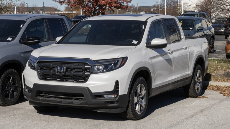 Honda Ridgeline AWD RTL Pickup Truck display.