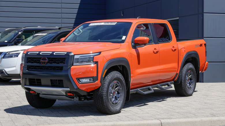 Nissan Frontier PRO-4X Crew Cab 4X4 pickup display.
