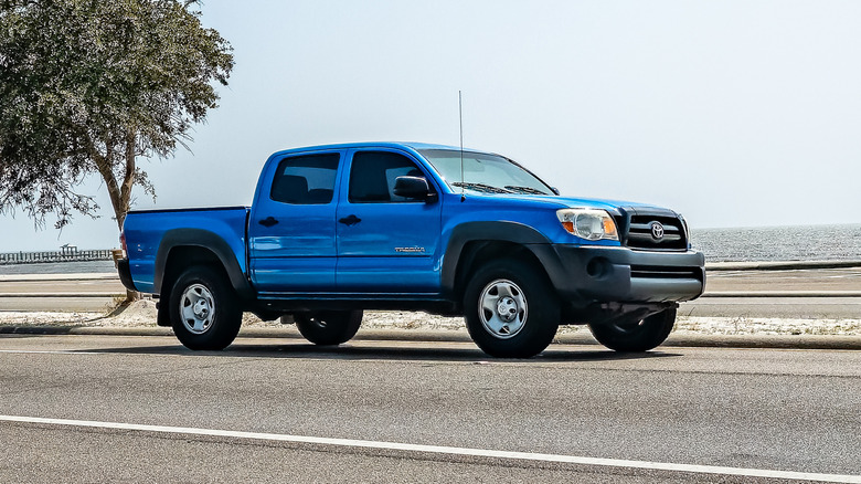 Wide angle front corner view of a 2006 Toyota Tacoma