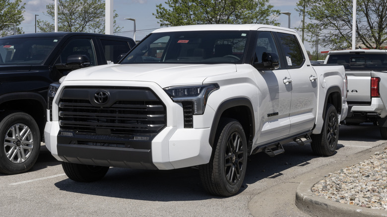 Toyota Tundra 4X4 Limited Crewmax 5.5 display.