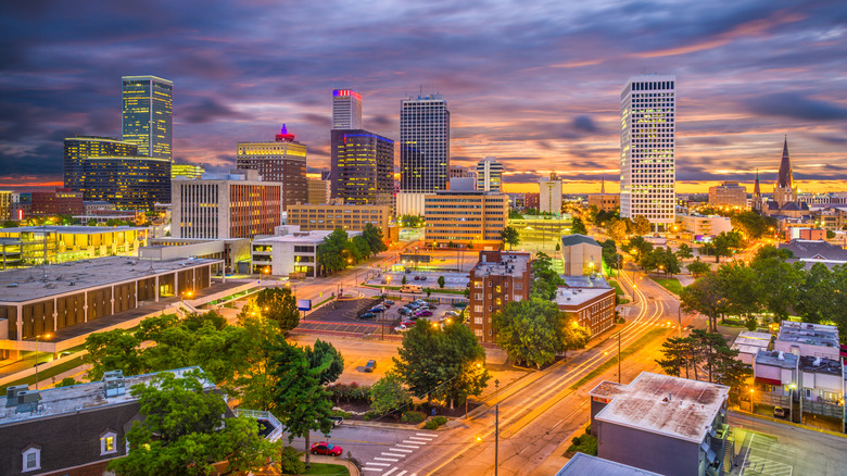 Tulsa, Oklahoma, USA skyline at twilight.