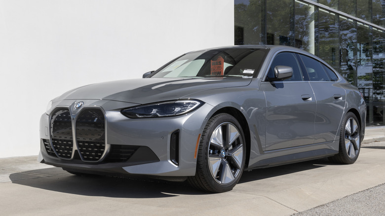 BMW i4 eDrive40 display at a dealership.