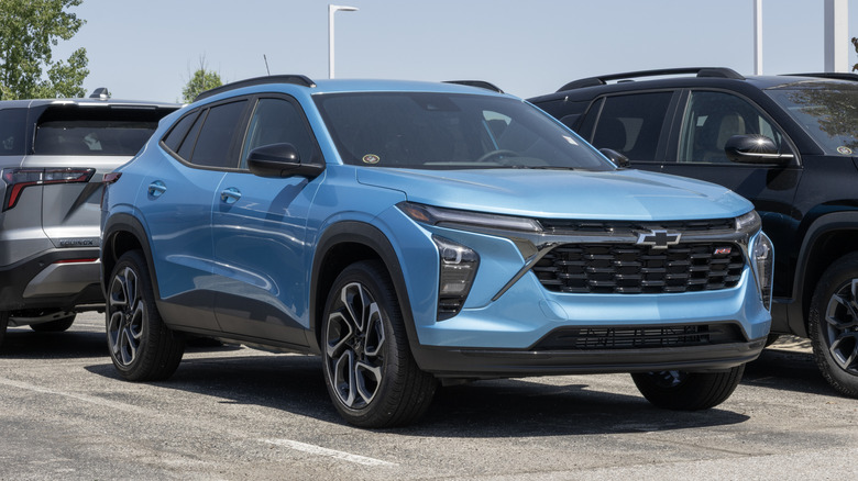 Chevrolet Trax 2RS Small SUV display at a dealership.