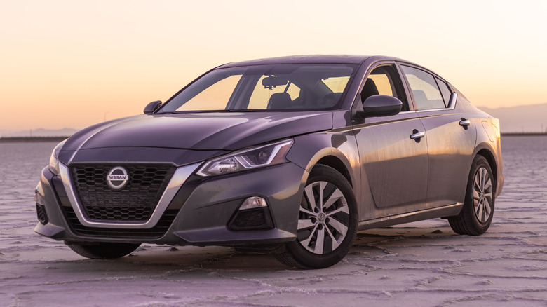 A gray Nissan Altima 2.5 SR parked in a desert at dusk