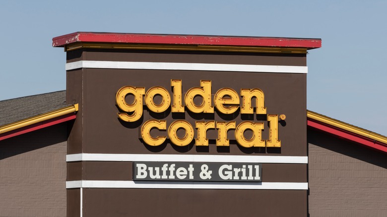 The front of a Golden Corral buffet and grill location.