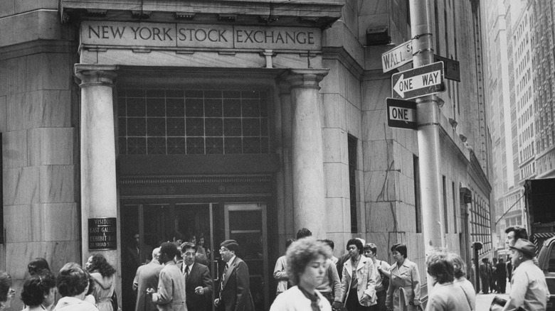 Black and white photo of the exterior of the New York Stock Exchange in the 1970s
