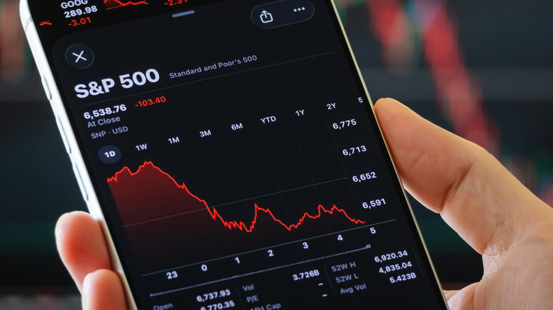 Person looking at S&P 500 graph on a smartphone