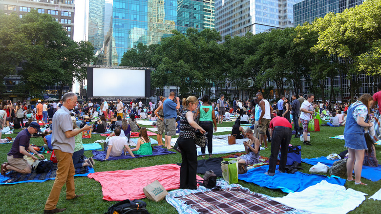 People picnicking in NYC park to watch a movie