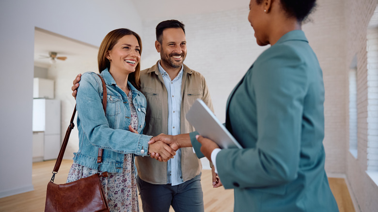 Couple singing on a house