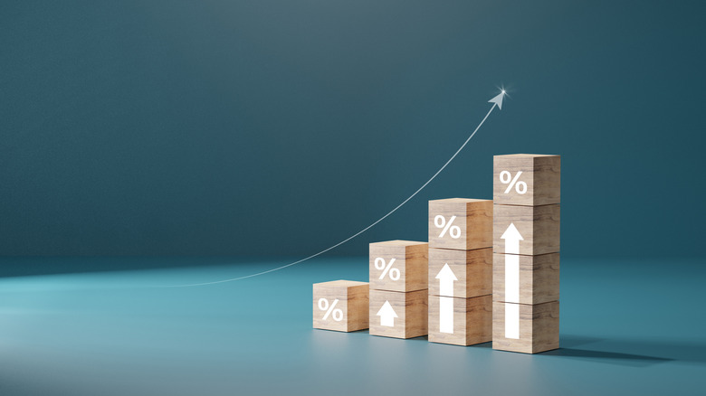 blocks in increasing stacks with upward facing arrows on the sides