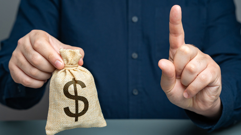 Man warns before handling over credit