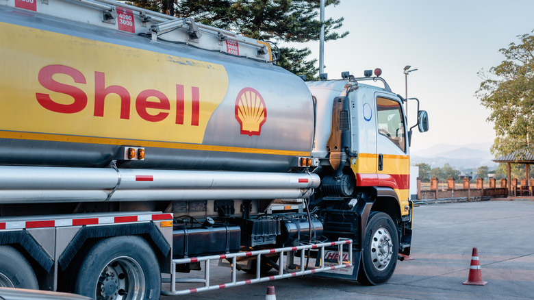 A Shell gas delivery truck