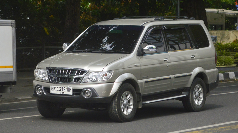 a silver Isuzu Panther Touring 2.5 (Isuzu Crosswind) on the street