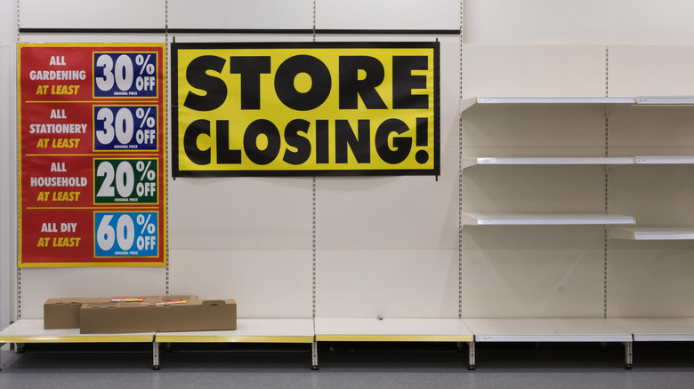 a store closing sign