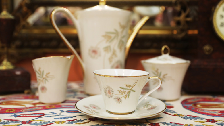 Set of tea cups with saucer