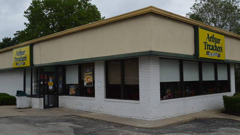 Exterior of Arthur Treachers Fish and Chips restaraunt.