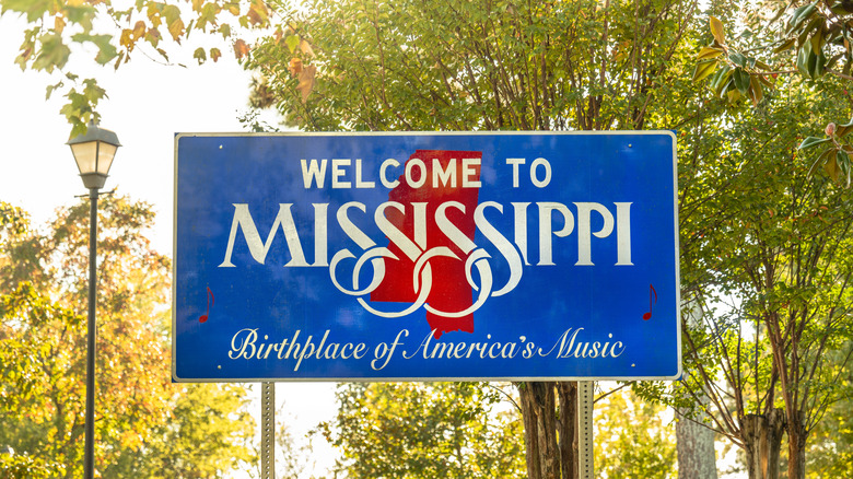 Welcome to Mississippi state border roadside entrance sign