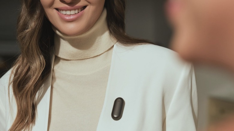 woman wearing PLAUD NotePin
