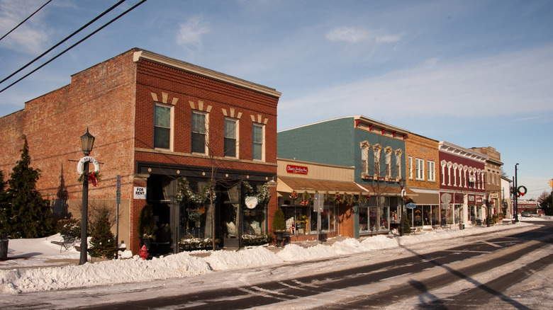 Buildings on a street in Vermilion, Ohio on a snowy winter day.