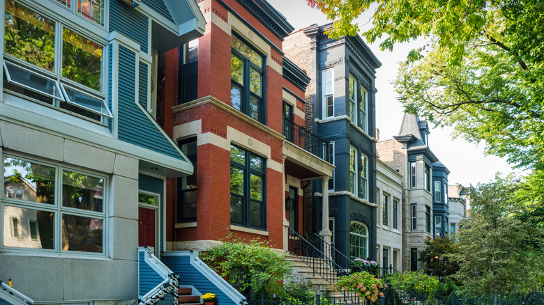 elegant historic multi-story row houses in Chicago, Illinois