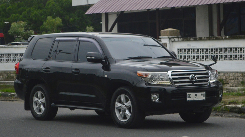 black 2015 Toyota Land Cruiser V8