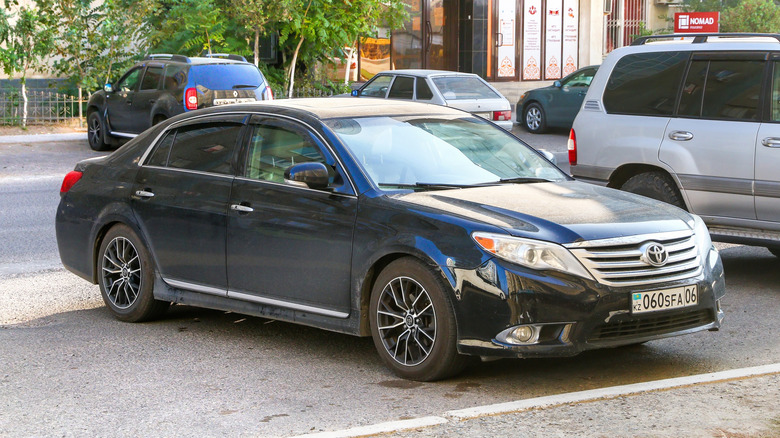 Full-size luxury sedan Toyota Avalon (XX30) in the city street.