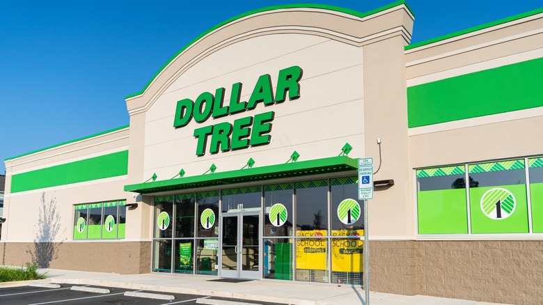 Photo of the outside of a Dollar Tree store