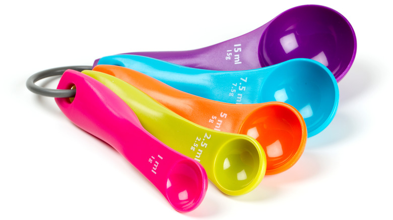 Photo of a group of plastic measuring spoons held together by ring